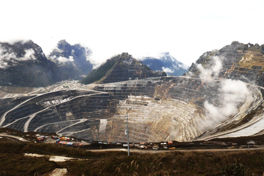 Tambang Emas Terbesar di Dunia Grasberg